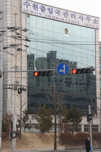 쿠스쿤 씨가 27일 뛰어내린 수원출입국 관리소. 6층 유리가 깨져있는 것이 보인다 